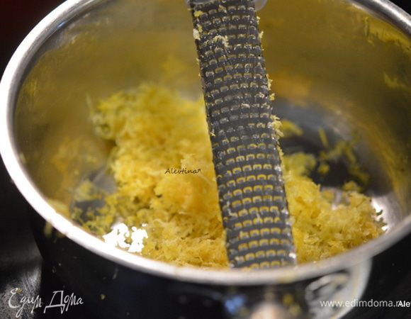 Натереть цедру трех лимонов в кастрюльку небольшую.