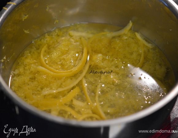 С 4-го лимона снять аккуратно лимонную кожицу цитрусовым ножом-пилером или острым ножом. Добавить в цедру. Налить 1 стакан воды. Поставить на 10 минут на средний огонь и довести до кипения.