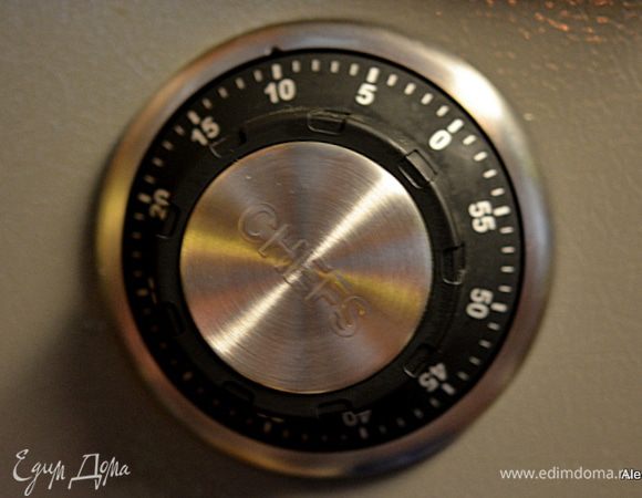 Слить воду с лимоной цедры и стружки. Вновь повторить процедуру на 10 мин. Это для того чтобы снять лимонную горечь. Слить вновь воду.