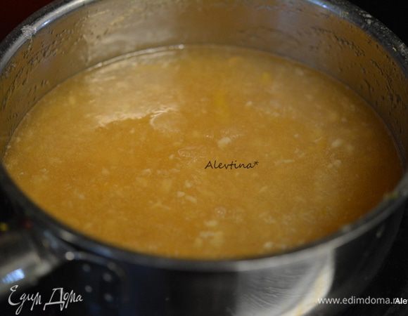 Добавить в лимонную цедру и в стружку сахар с лимоном, 2 стакан сахара и 2,5 стакана воды. Все перемешать. Вернуть на  медленный огонь и помешивая варить примерно 1 час. Он должен загустеть и увариться .