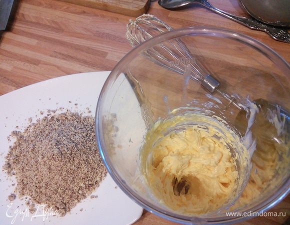 50 г масла комнатной температуры взбить миксером с желтками до воздушной, кремовой консистенции, добавить миндаль и взбить в течении 1 мин. 
Орехи можно добавить любые по вкусу. 