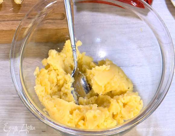 Картофель почистить, отварить до готовности и размять в пюре.