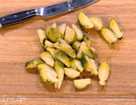 Брюссельскую капусту разрезать на 4 части.