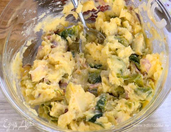 К картофельному пюре добавить жареный лук с грудинкой, капусту, яйцо и все перемешать.