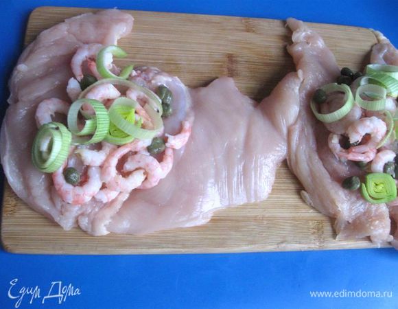  Положить начинку на филе, посолить, поперчить. 