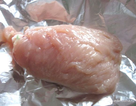 Свернуть рулеты, смазать их слегка оливковым маслом. Завернуть в фольгу. Поставить в духовку на 30 минут.
Приготовить соус: в кастрюльку налить рыбный бульон, добавить панцири и головы креветок, цедру, лимонный сок, 1 зубчик чеснока, пропущенный через пресс, шпинат, посолить. Поставить на огонь минут на 10. Затем соус протереть через сито. Добавить кукурузный крахмал, перемешать. Поставить на медленный огонь на 1 минуту, помешивать. 