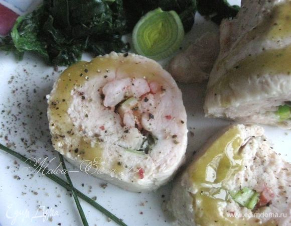 С рулетов снять фольгу, смазать оливковым маслом и отправить в духовку на 8-10 минут до полной готовности. 
Вынуть из духовки, посыпать перцем. Подавать, полив соусом (можно подать соус отдельно), оформив зеленью и пореем. Шпинат бланшировать в подсоленной воде и подать к филе.

Приятного аппетита!