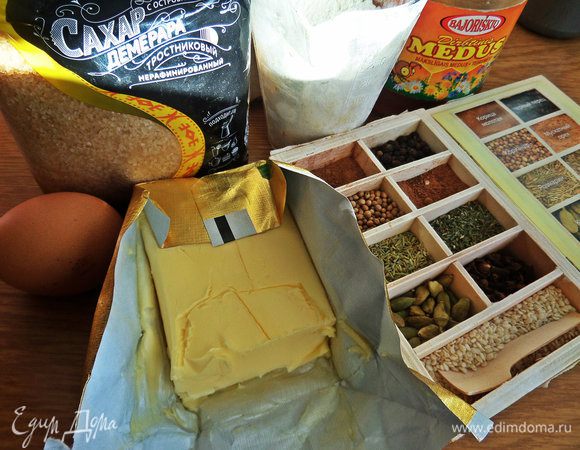 Подробно про тесто можно посмотреть здесь: http://www.edimdoma.ru/retsepty/78390-rozhdestvenskoe-pechenie-s-pryanostyami-piparkukas  
На 4 домика понадобится небольшой кусочек теста, но привожу рецепт теста полностью.