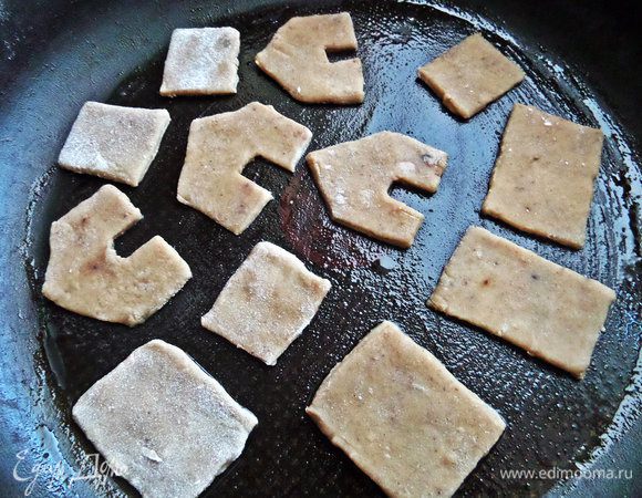 Вырезанные кусочки теста переносим в смазанную маслом форму. Пересчитайте детали, чтобы всех хватило!