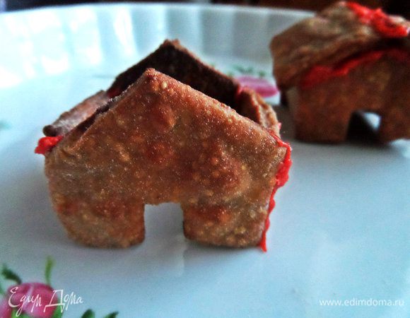 Остужаем, переносим с формы на стол. Начинаем собирать домики.