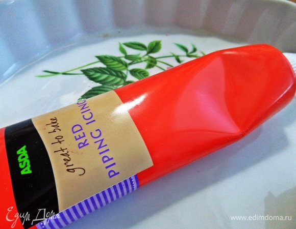 Для склеивания швов я воспользовалась готовой массой для украшения. Очень удобно, жаль у нас не видела, этот тюбик сын привёз из Англии.