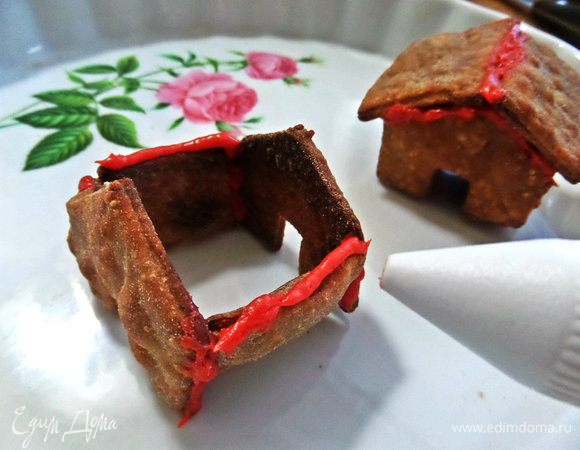 К тюбику прилагаются насадки разной формы вместо крышечки. Я закрутила самую мелкую насадку и выдавливала массу на швы, прижимала нужную деталь.