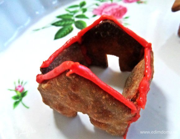 Если используете взбитый белок, тоже нанести, дать немного схватиться и приклеить деталь, дать высохнуть. Домики не тревожить до полного высыхания! Особенно беречь от детей (раньше времени!).