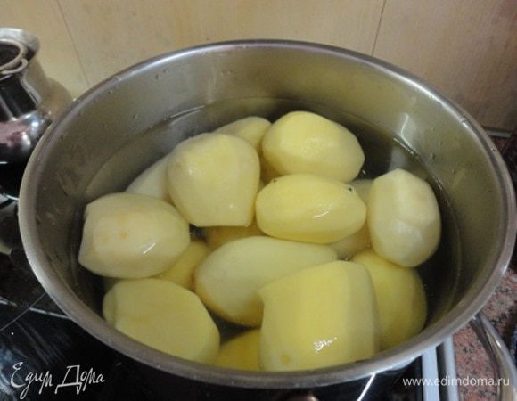 Картофель очистить, залить кипятком и варит до готовности в слегка подсоленной воде. Яйца отварить вкрутую. Готовый картофель слегка остудить и нарезать кружочками.