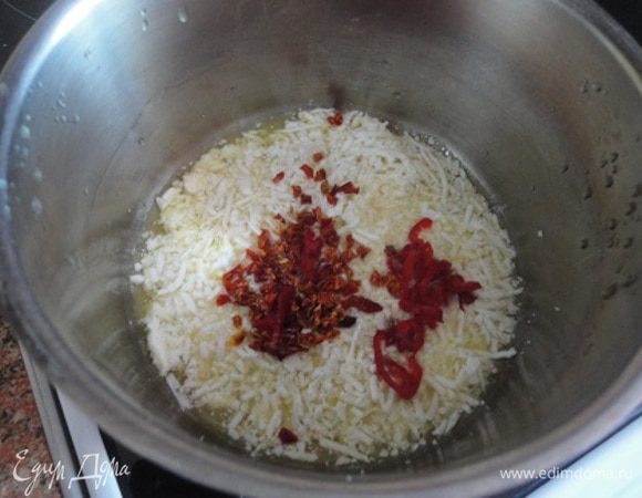 Из половинки острого красного перчика удалить семена и мелко нарезать. Из апельсинов отжать сок в сотейник или кастрюльку, добавить натертую на мелкой терке брынзу (у меня был сычужный рассольный сыр), паприку и красный перец. Смесь довести до кипения.