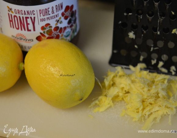 Натереть на крупной терке очищенный имбирный корень.