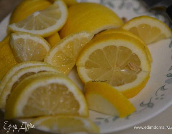 Лимоны мытые нарезать полукружками.