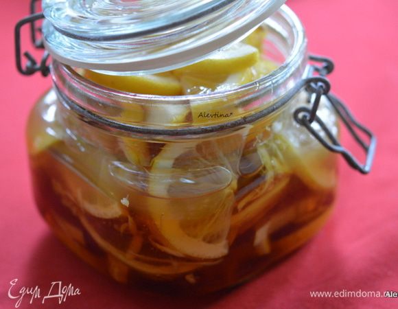 Сложить все в чистую емкость чередуя, лимон, имбирь и мед. Заполнить так до краев.