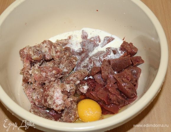 Печень порезать кусочками, положить фарш, добавить яйцо, сливки.