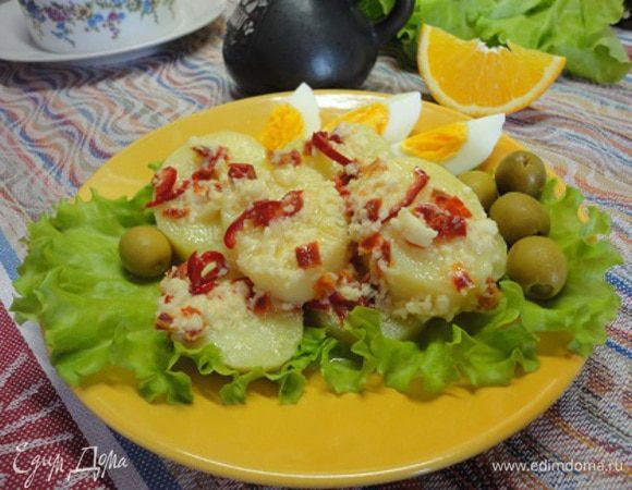 Подавать на листьях салата с кусочками вареного яйца и оливками.