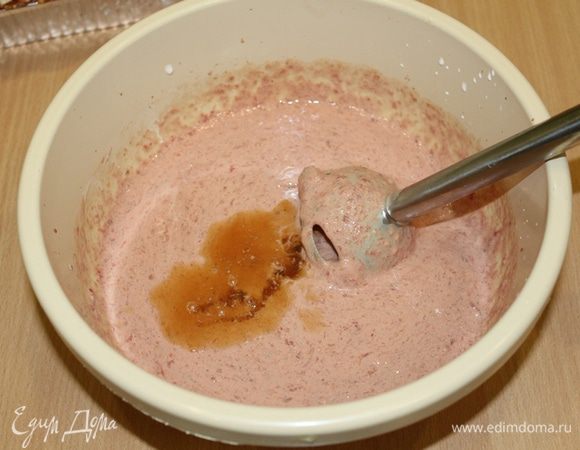 Добавить немного коньяка, перемешать.