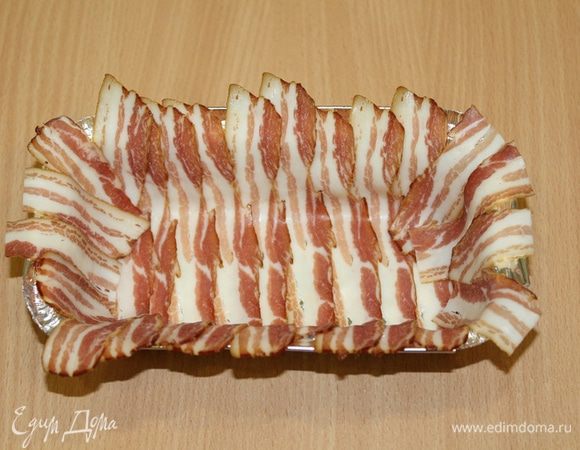 Форму для кекса выстлать ломтиками бекона.