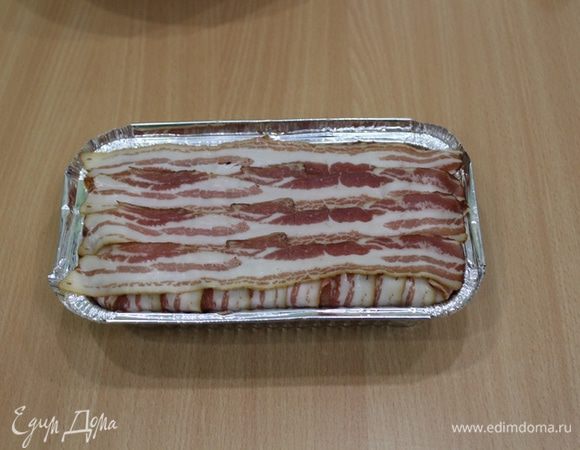 Выложить вторую часть массы. Закрыть сверху беконом.