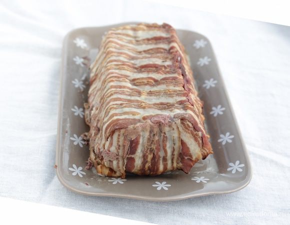 Накрыть форму алюминиевой фольгой, поставить в глубокую посуду для запекания с небольшим количеством горячей воды и запекать около 2-х часов.