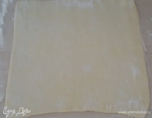 Раскатать прямоугольный пласт теста толщиной 3-5 мм.