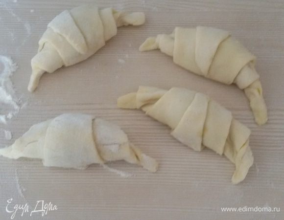 Завернуть тесто от широкого края к узкому так, чтобы получился такой рулетик, и придать ему форму месяца.