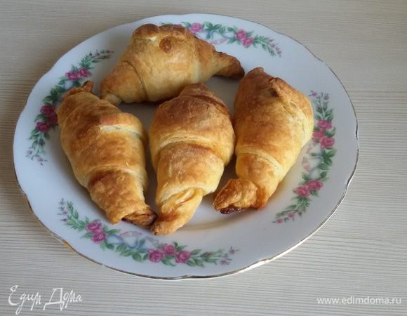 Готовые круассаны вытащить из духовки и остудить, а затем присыпать небольшим количеством сахарной пудры.
