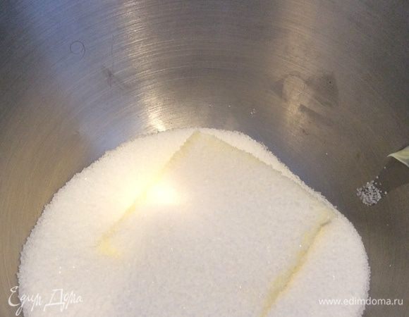 Масло (комнатной температуры) взбить с сахаром. Добавить два яйца.