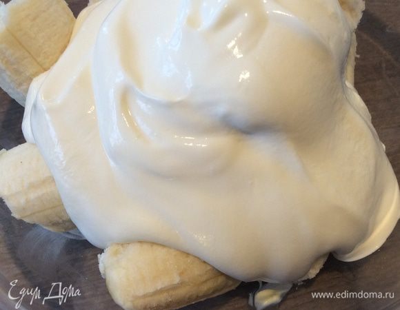 Измельчить в блендере бананы и сметану.