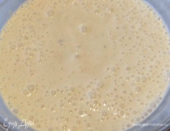 Смешать жидкие ингредиенты.