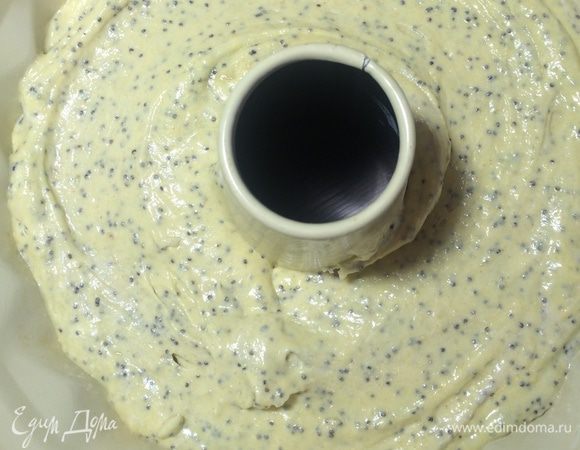 Ввести сухие, добавить куркуму. Форму для выпечки смазать маслом. Переложить тесто.