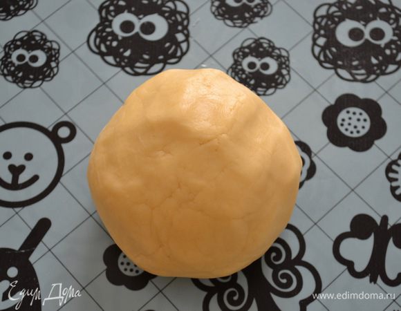 В чашу кухонного комбайна просеять муку с крахмалом. Добавить сахарную пудру, холодное сливочное масло кусочками и 2-3 ст. л. холодной воды. Включить комбайн и приготовить тесто. Оно получается приятным на ощупь, гладким и пластичным.