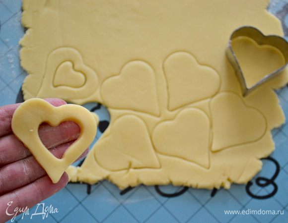 Духовку включить разогреваться на 180°С.
Тесто выложить на рабочую поверхность и раскатать в пласт толщиной 4-5 мм. А теперь из теста формочками для печенья вырезать печенье любой формы! По вашему желанию... Формочками более маленького размера вырезать у каждого печенья серединку. 