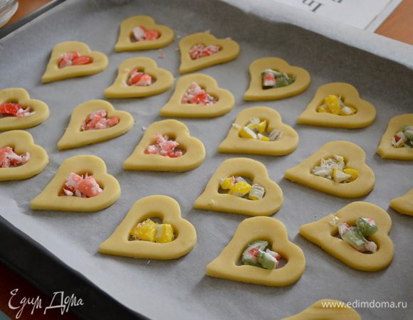 Заполнить крошкой из леденцов серединку каждого печенья. 