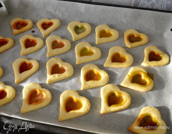 Поставить противень в горячую духовку и выпекать около 10 минут, до готовности печенья! Леденцы расплавятся и заполнят серединку. Готовое печенье достать из духовки и дать ему полностью остыть (!), прежде чем снимать его с противня! 