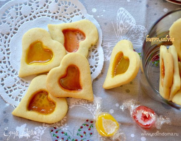Такое печенье вполне подойдет и в качестве подарка любимым! Особенно, если вы его приготовите в форме сердечек, как у нас... 