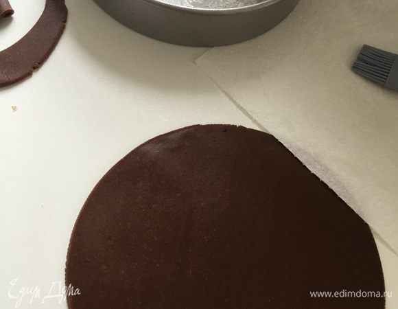 Потом достать, отрезать кусочек, раскатать лепёшку толщиной 4 мм, вырезать под дно формы (у меня 20 см). Ещё я раскатала и вырезала полосочки для украшения и оставила на пергаменте, чтобы потом не возиться опять