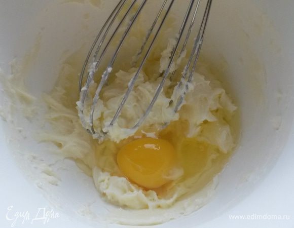 Добавляем яйца, вымешиваем до однородности.