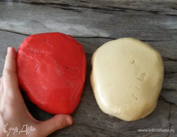 Делим тесто на 2 части. В одну часть добавляем красный гелевый краситель.
Заворачиваем тесто в пленку и убираем на 30 минут в холодильник.