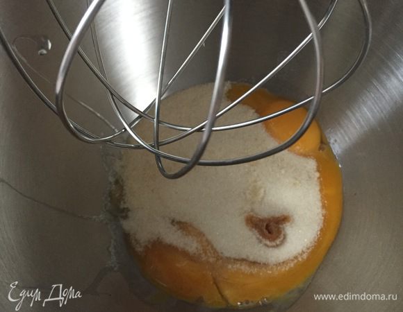 Теперь беремся за саму запеканку. Яйца разделяем на желтки и белки. Желтки хорошо взбиваем с сахаром, ванильной эссенцией.