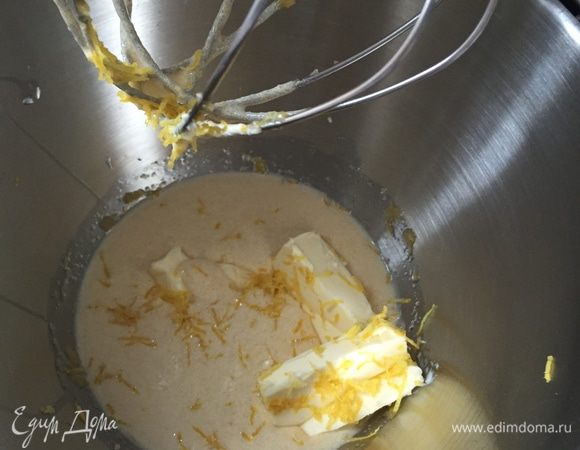 Добавляем мягкое сливочное масло и цедру, продолжаем взбивать.