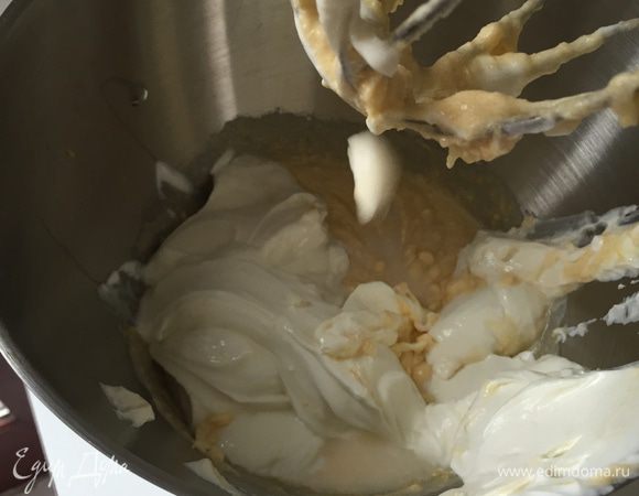 Творожную массу добавлем (у меня Кварк). Если творог, то лучше протереть через сито для нежности. И еще манку, т.е. семолину (манную муку так сказать). Я в этот раз ее забыла, что бывало уже случалось ни раз. В этом случае запеканка получается менее плотная, нежная, но довольно таки сложно извлекаемая из формы. Поэтому все-таки я рекомендую не забывать про нее.