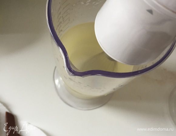 Отдельно хорошо взбиваем белки с щепоткой соли в хорошую пену.