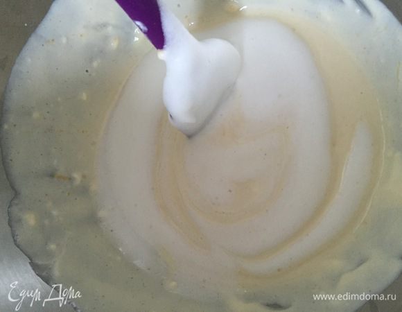 В два этапа вводим белки в основную массу. Еще в обычной сырник я добавляю изюм на данном этапе, но в этот раз решила без него.