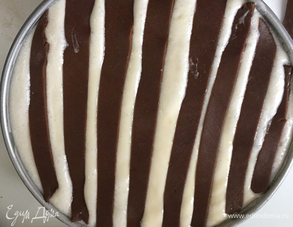 Выливаем нашу творожную массу на испеченный пряничный корж. Я взяла форму для тарта и немного прогадала, т.к. она слишком низкая. Пришлось часть теста вылить в керамическую форму. Укладываем наши пряничные полосочки. 