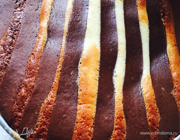 Выпекаем при 190°С минут 45. На нижний уровень я укладываю противень с водой. Если начинает сильно зарумяниваться, накрываю фольгой. В духовке сырник сильно вырастает, но опадает когда остынет — это нормально. 